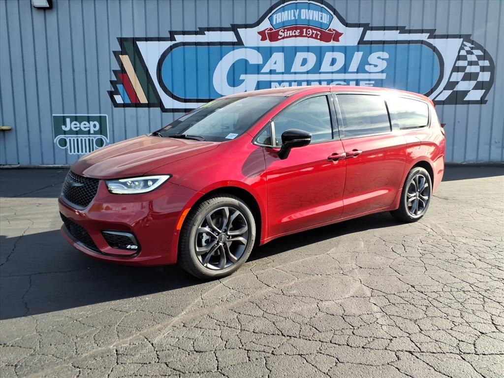 2026 Chrysler Pacifica photo 2