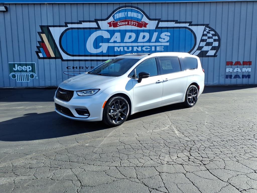 2026 Chrysler Pacifica Limited's photo