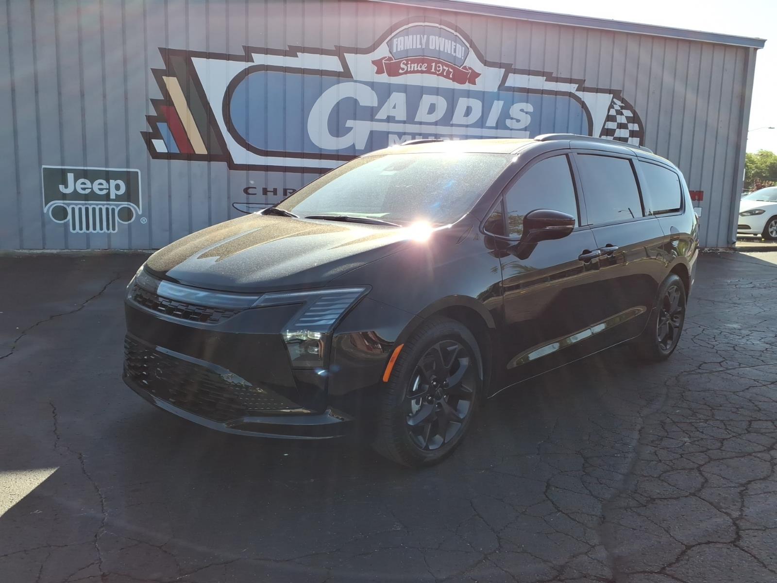 2027 Chrysler Pacifica Limited's photo