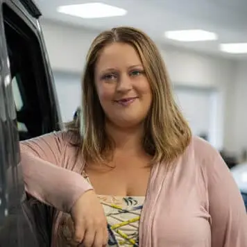 Staff member Amanda Huber from ID_585c17fe47c4