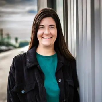 Staff member Holly Davis from ID_585c17fe47c4