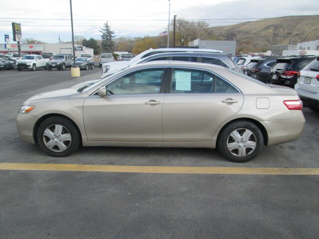 2009 Toyota Camry LE photo 2