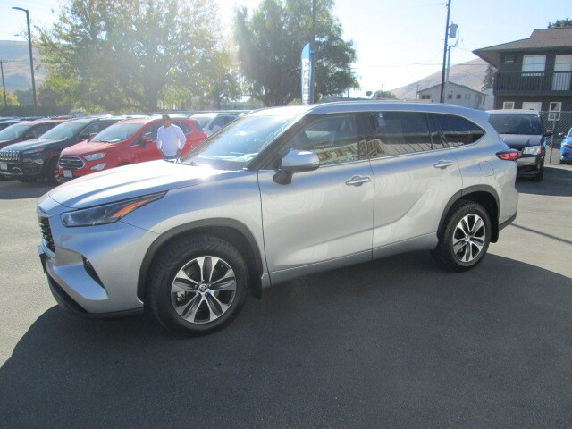 2022 Toyota Highlander XLE photo 3