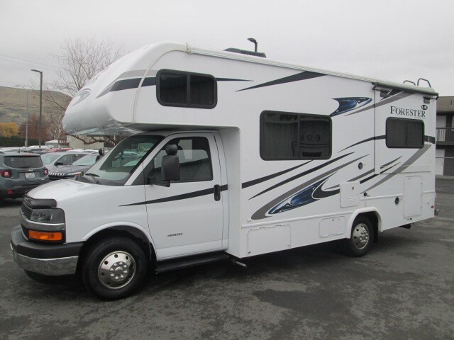 2017 Chevrolet Express Cutaway photo 3