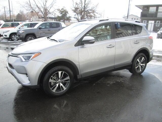 2017 Toyota RAV4 XLE photo 3