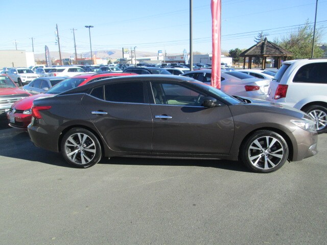 2017 Nissan Maxima SV photo 2