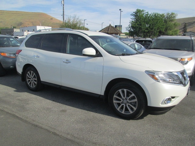 2015 Nissan Pathfinder SV 4WD's photo
