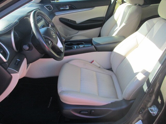 2017 Nissan Maxima SV photo 4