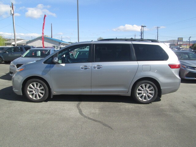2017 Toyota Sienna Limited Premium photo 2