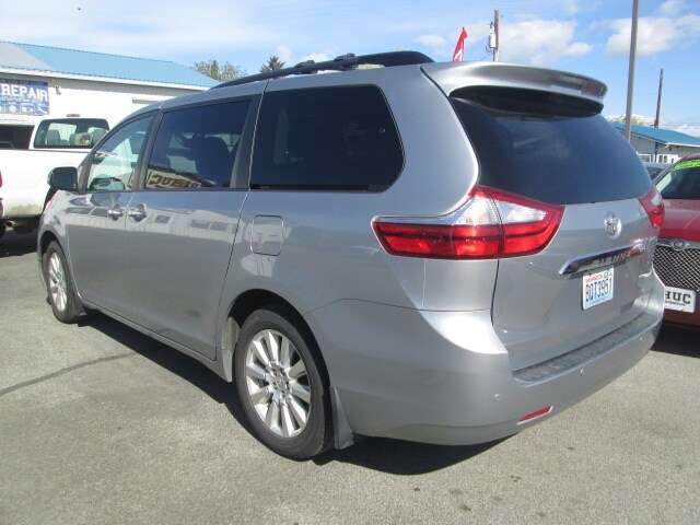 2017 Toyota Sienna Limited Premium photo 3