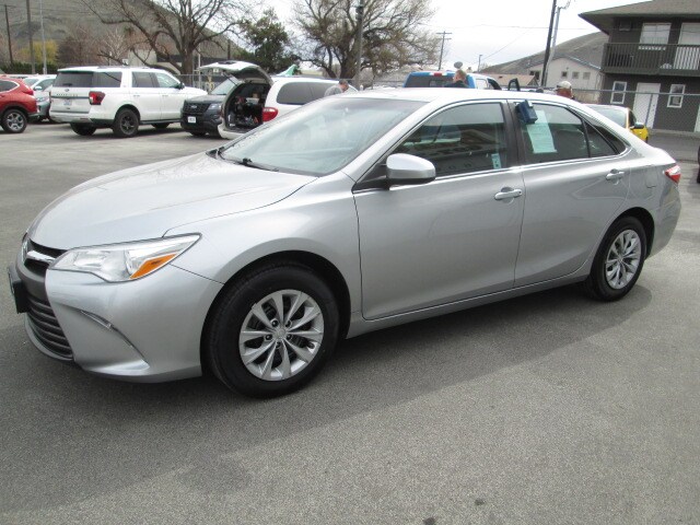 2015 Toyota Camry LE photo 3