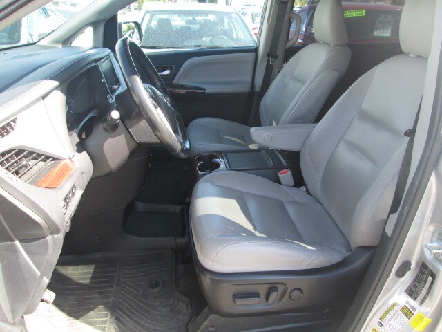 2017 Toyota Sienna Limited Premium photo 4