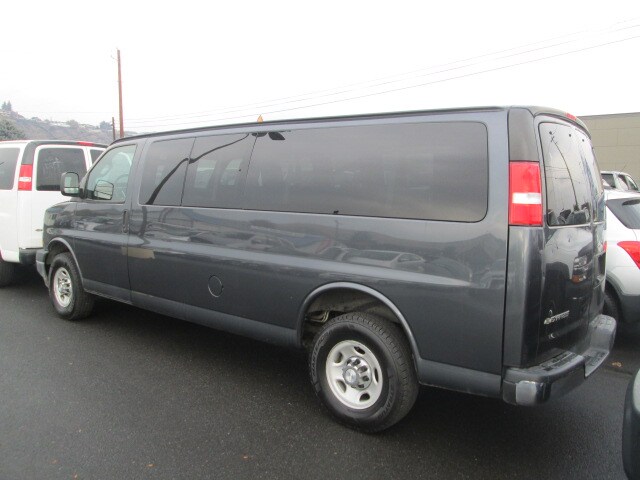 2017 Chevrolet Express 3500 LT Passenger Van photo 3