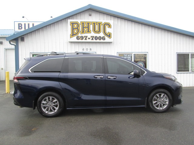 2025 Toyota Sienna XLE's photo