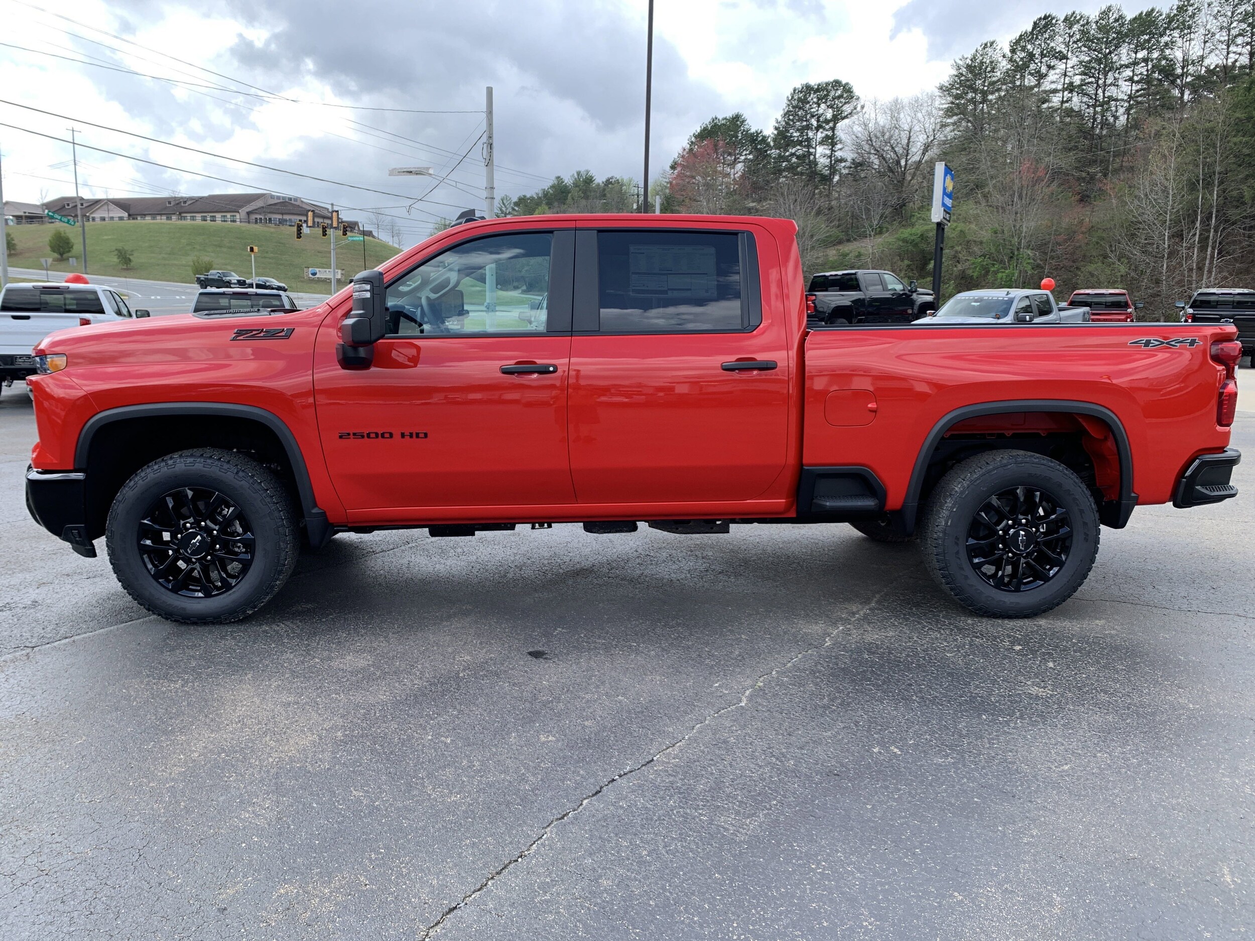 2025 Chevrolet Silverado 2500HD Custom photo 4