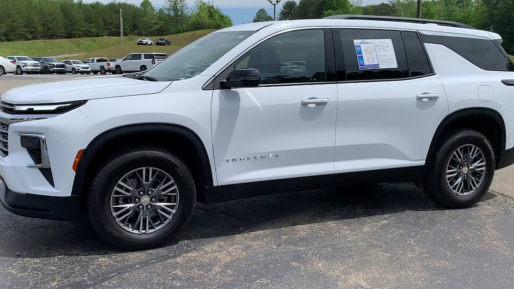 Used 2025 Chevrolet Traverse LT SUV