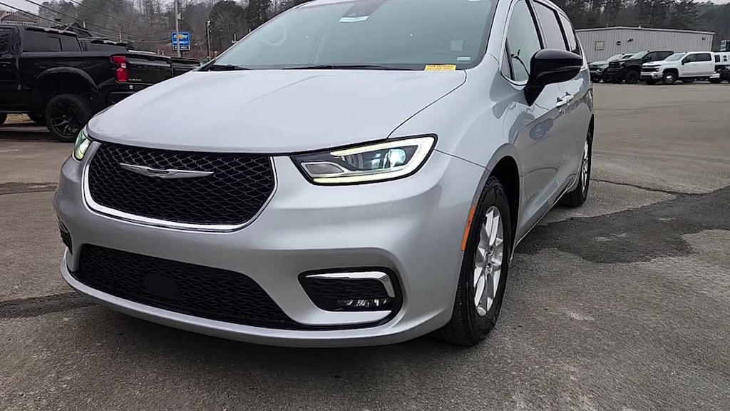 Used 2024 Chrysler Pacifica Touring L