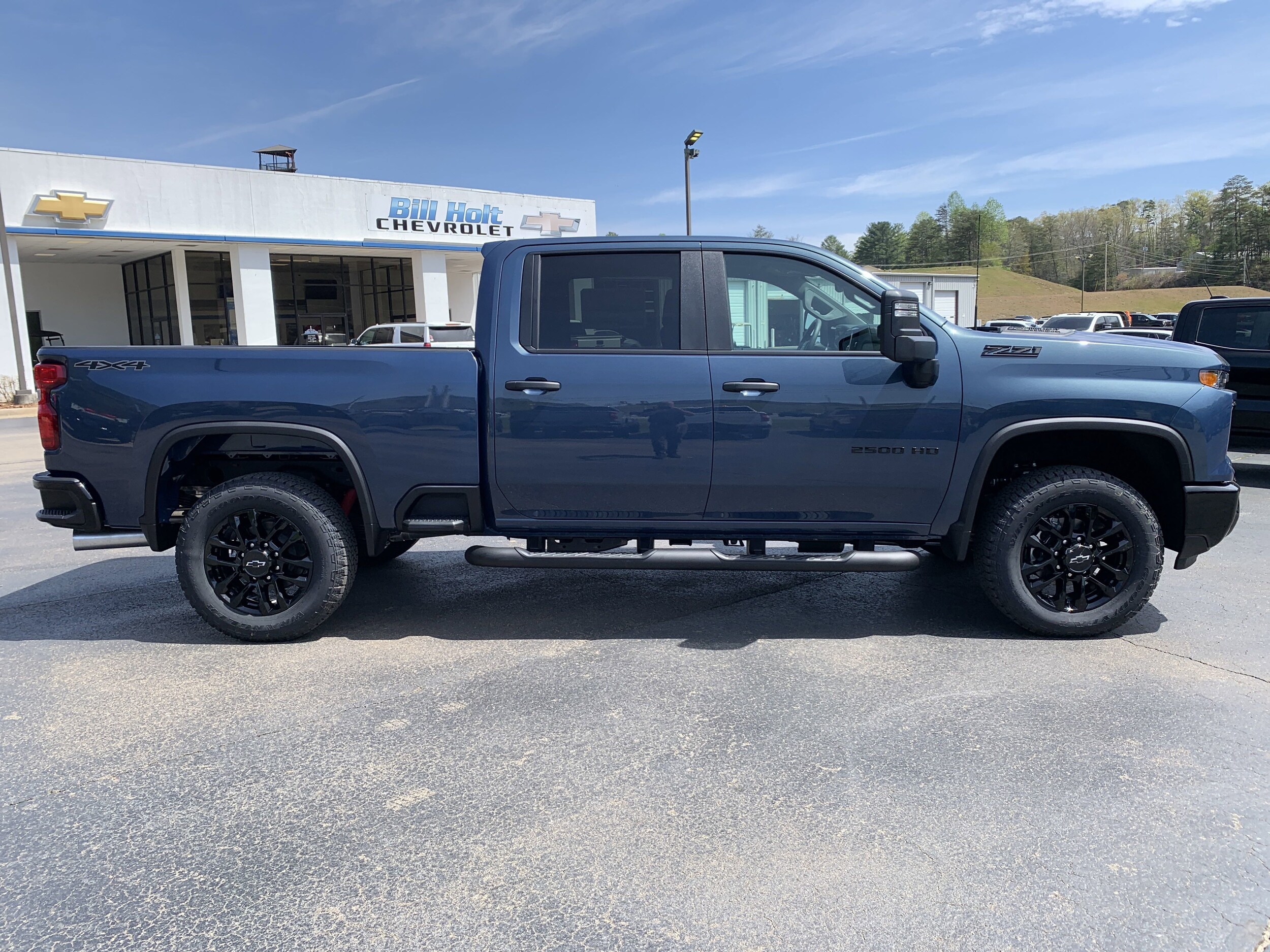 2025 Chevrolet Silverado 2500HD Custom photo 2
