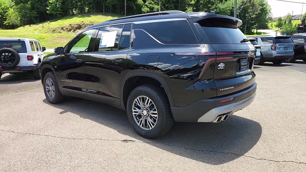 Used 2025 Chevrolet Traverse LT SUV