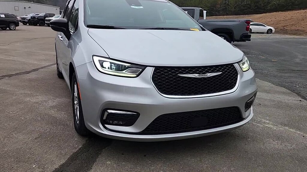 Used 2024 Chrysler Pacifica Touring L