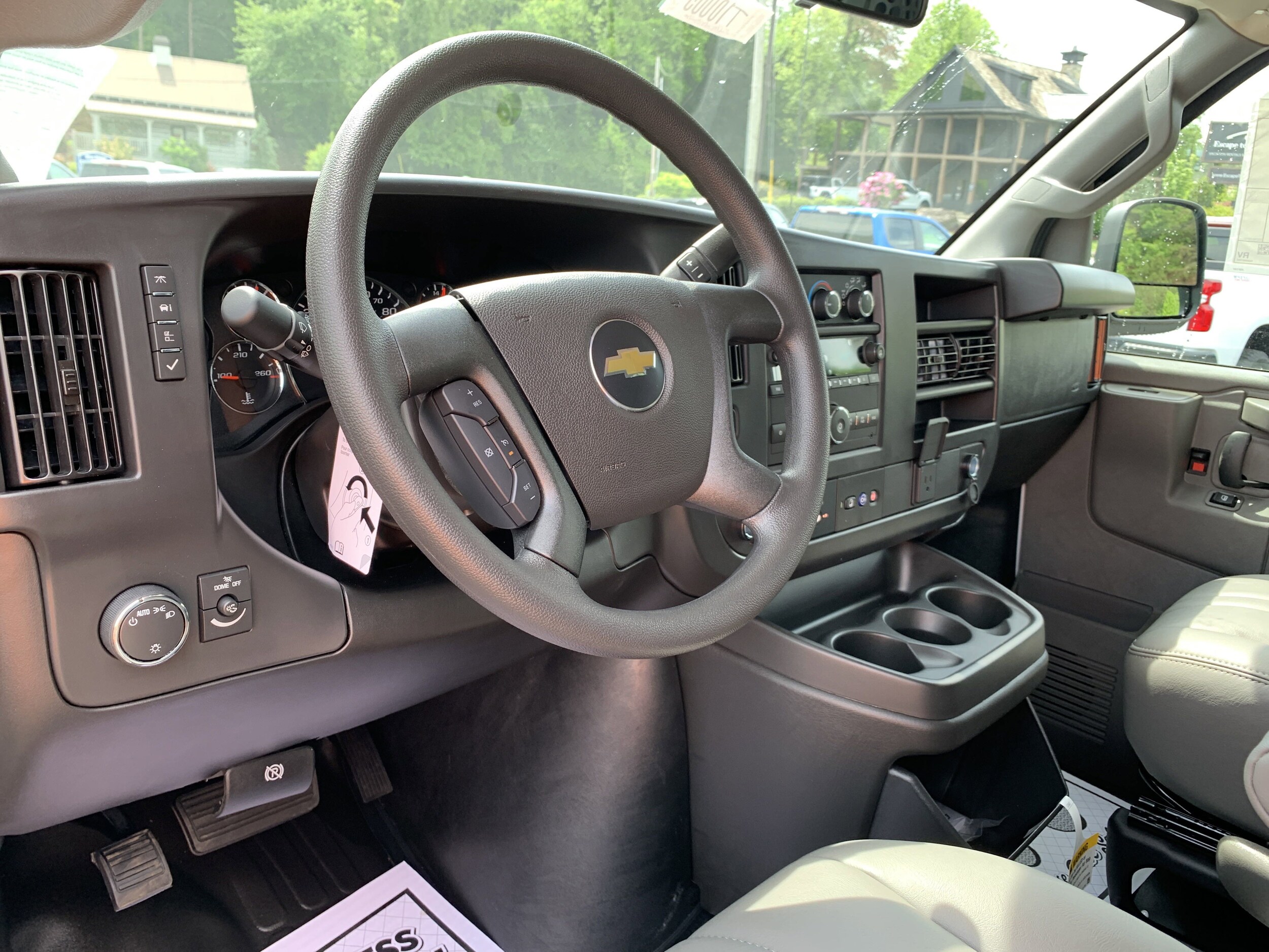 2025 Chevrolet Express Cargo Work Van - Photo 10