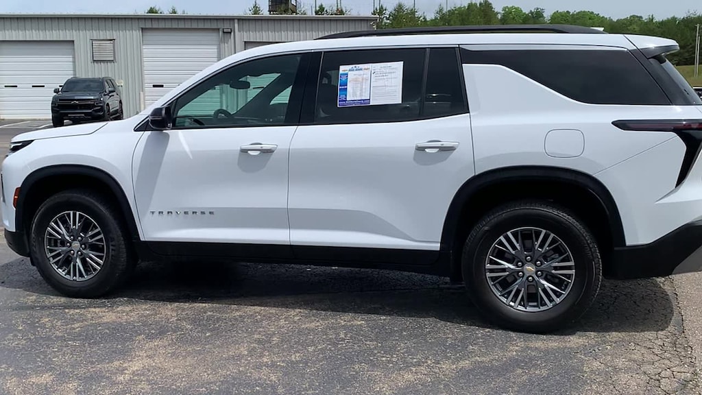 Used 2025 Chevrolet Traverse LT SUV