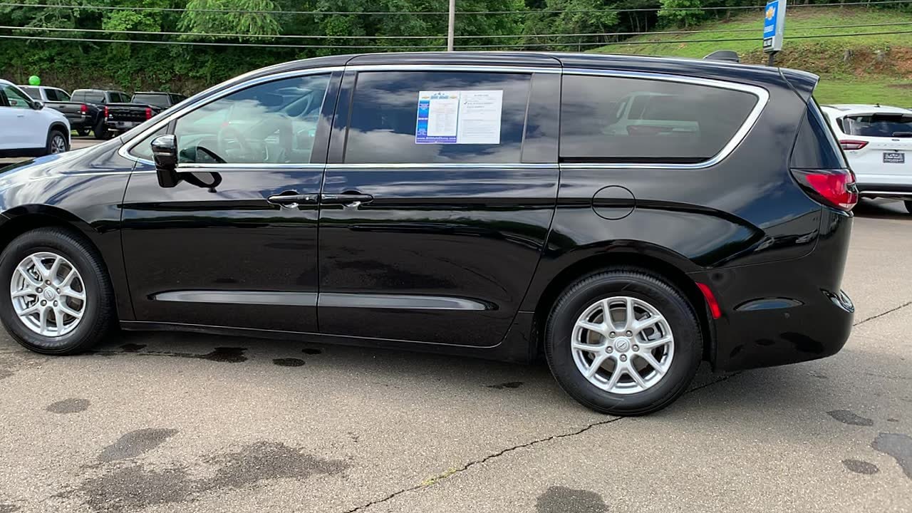 2025 Chrysler Pacifica Select's photo