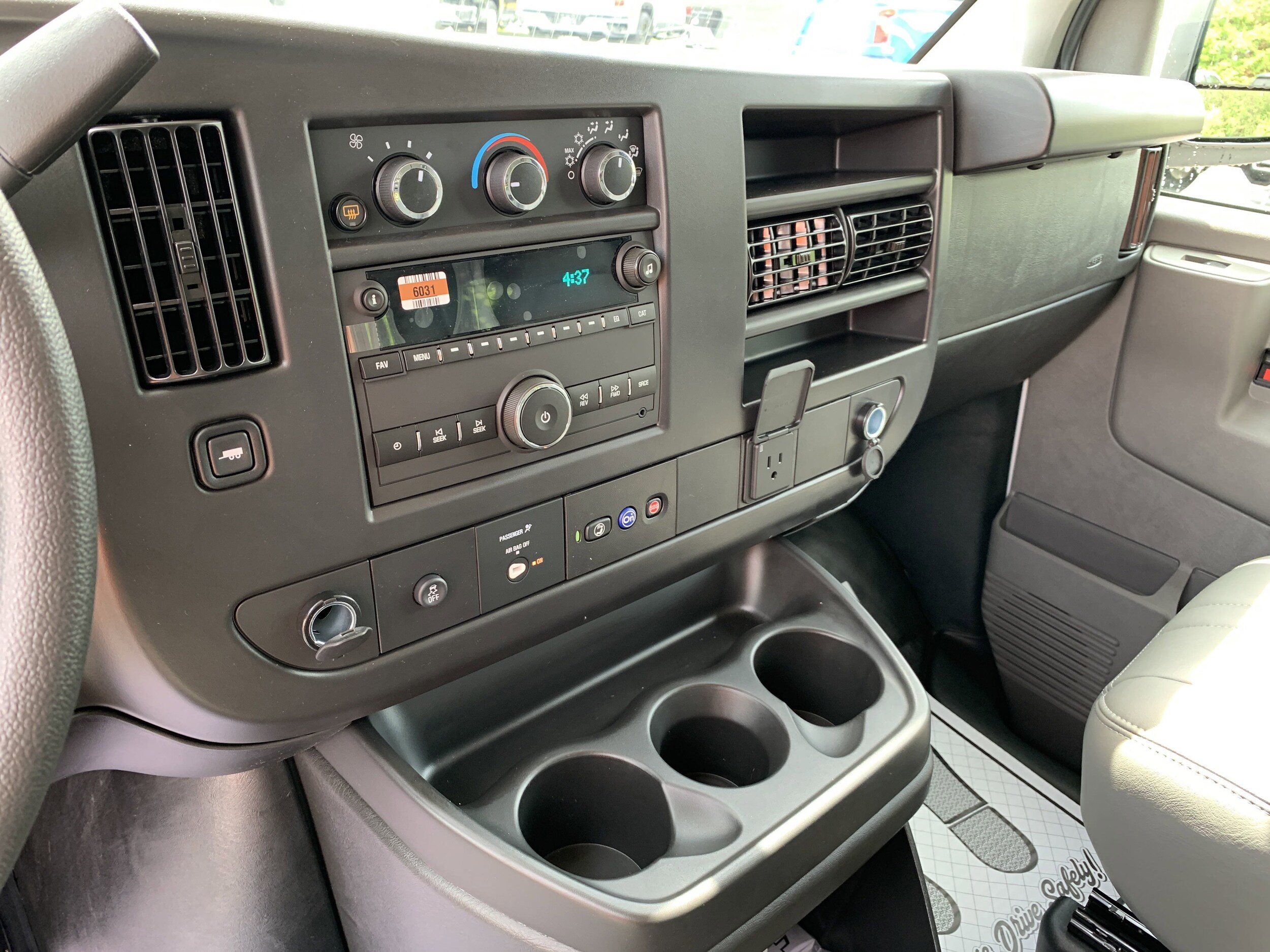 2025 Chevrolet Express Cargo Work Van - Photo 14