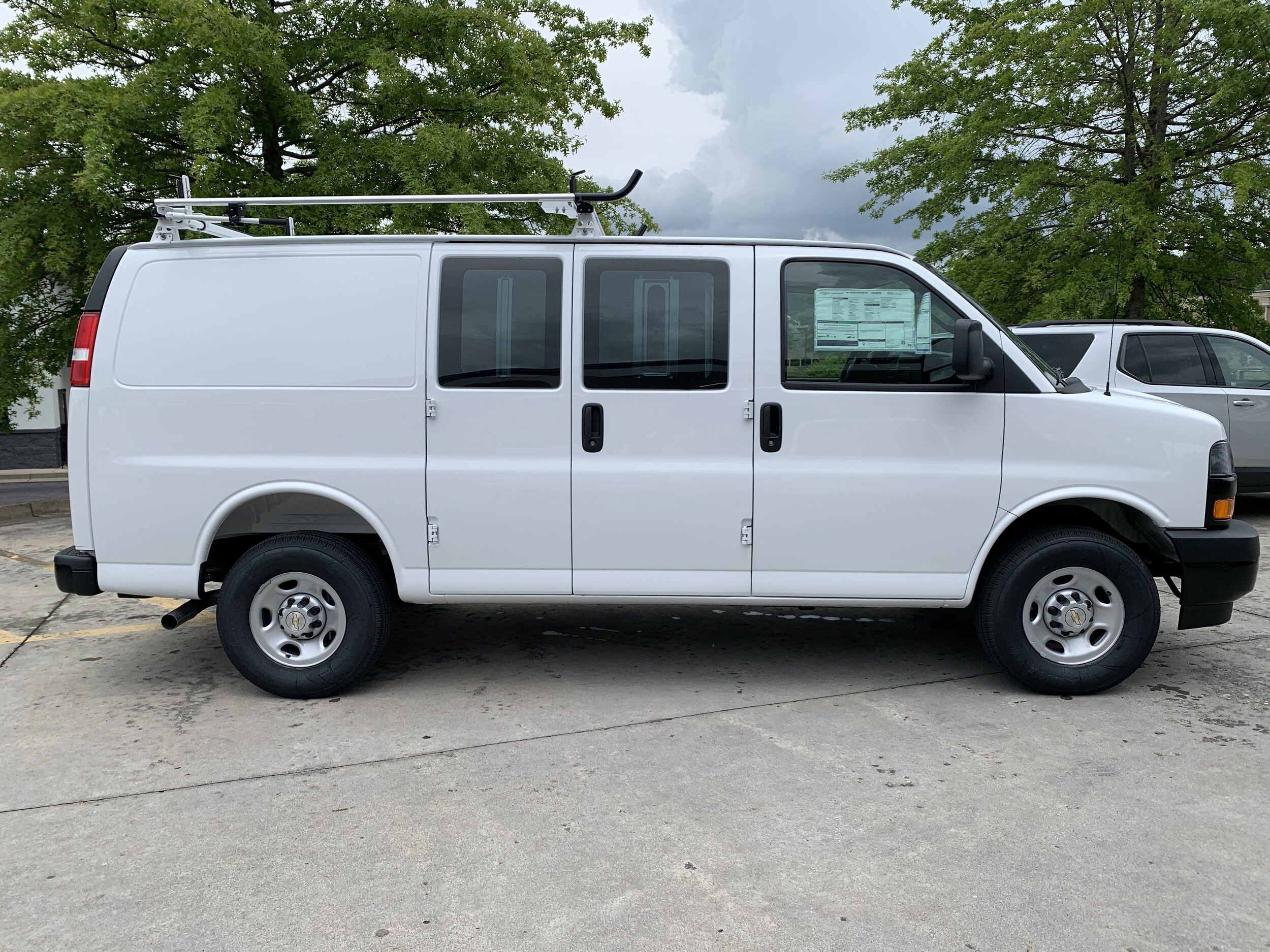2025 Chevrolet Express Cargo 2500 photo 2