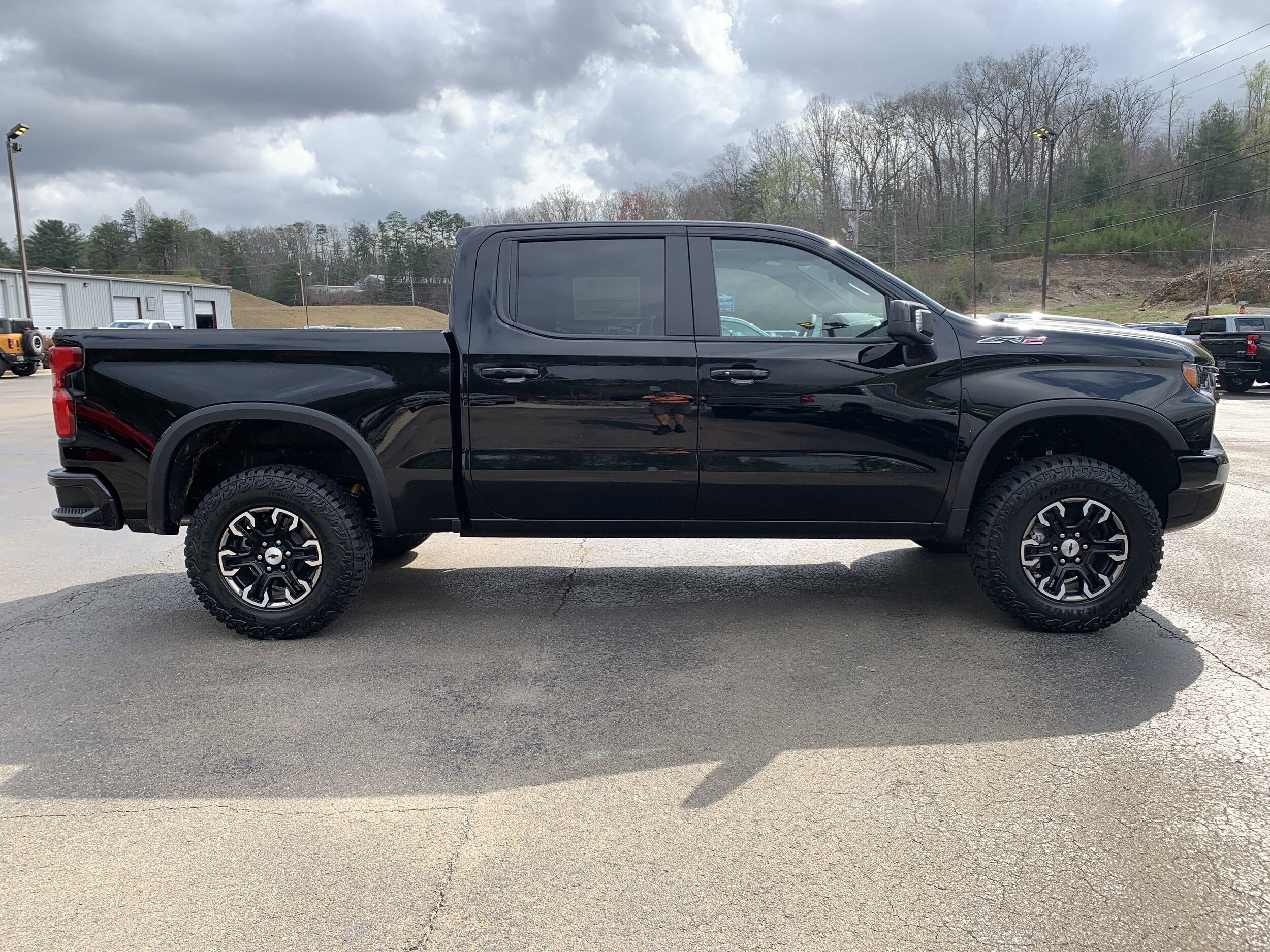2025 Chevrolet Silverado 1500 ZR2 photo 2