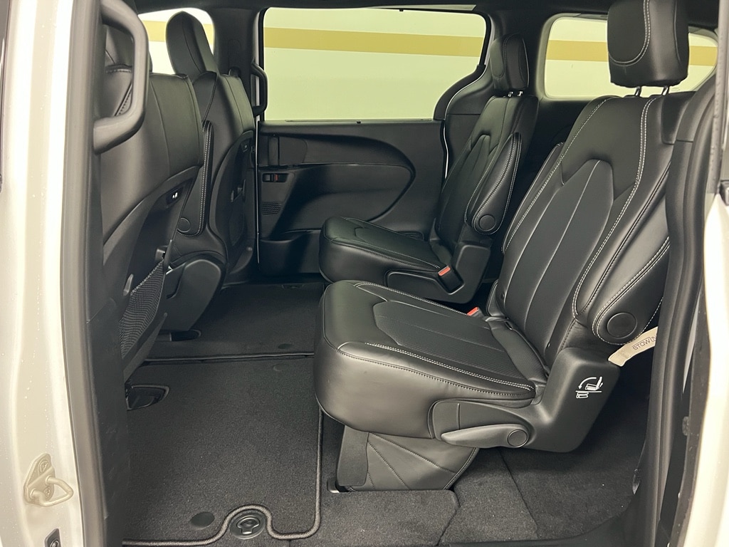 2026 Chrysler Pacifica Select - Photo 12