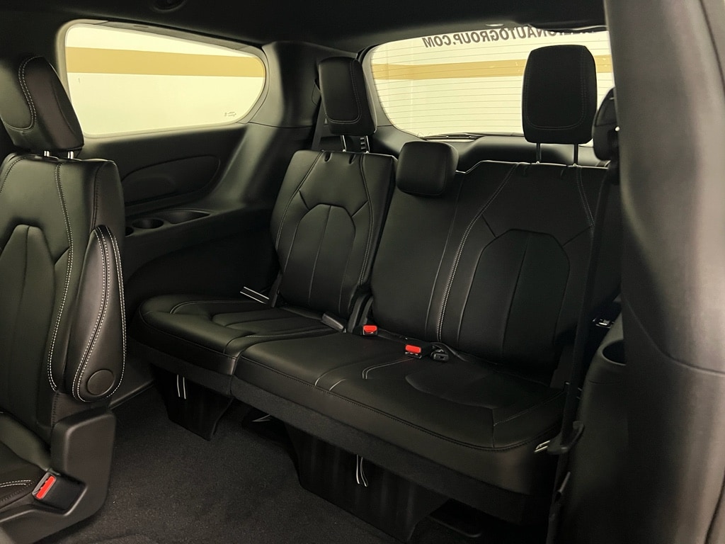 2026 Chrysler Pacifica Select - Photo 13