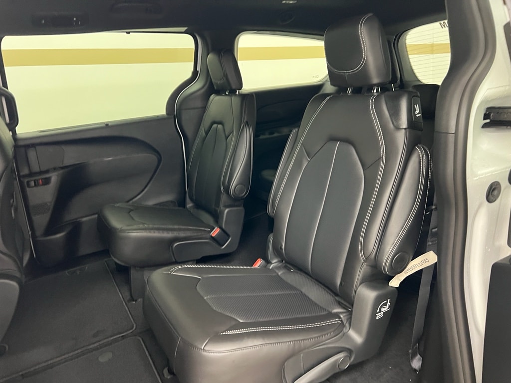 2026 Chrysler Pacifica Select - Photo 11
