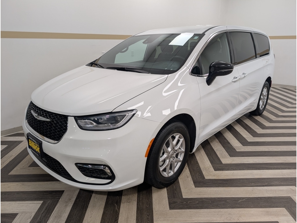 Used 2025 Chrysler Pacifica Select Van Passenger Van