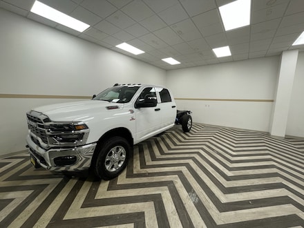 2025 Ram 3500 Chassis Cab 3500 TRADESMAN CREW CAB CHASSIS 4X4 60' CA Pickup