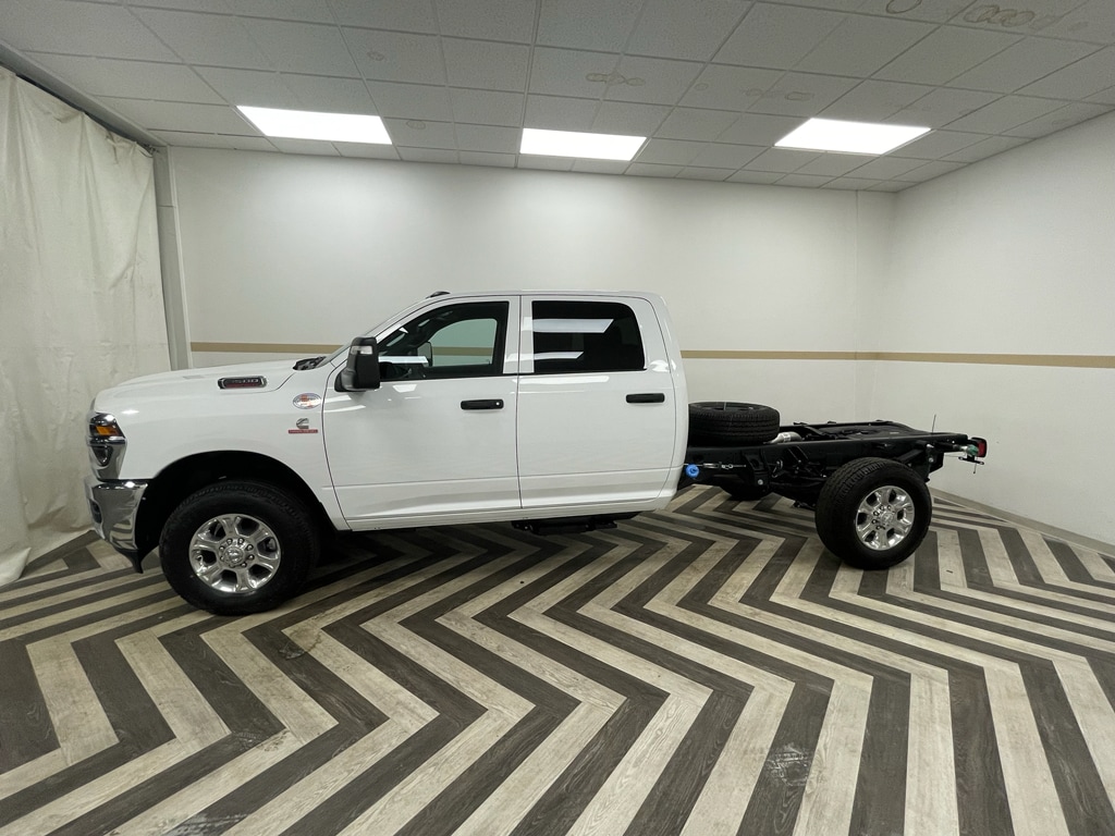 New 2025 Ram 3500 Chassis Cab 3500 TRADESMAN CREW CAB CHASSIS 4X4 60' CA Pickup