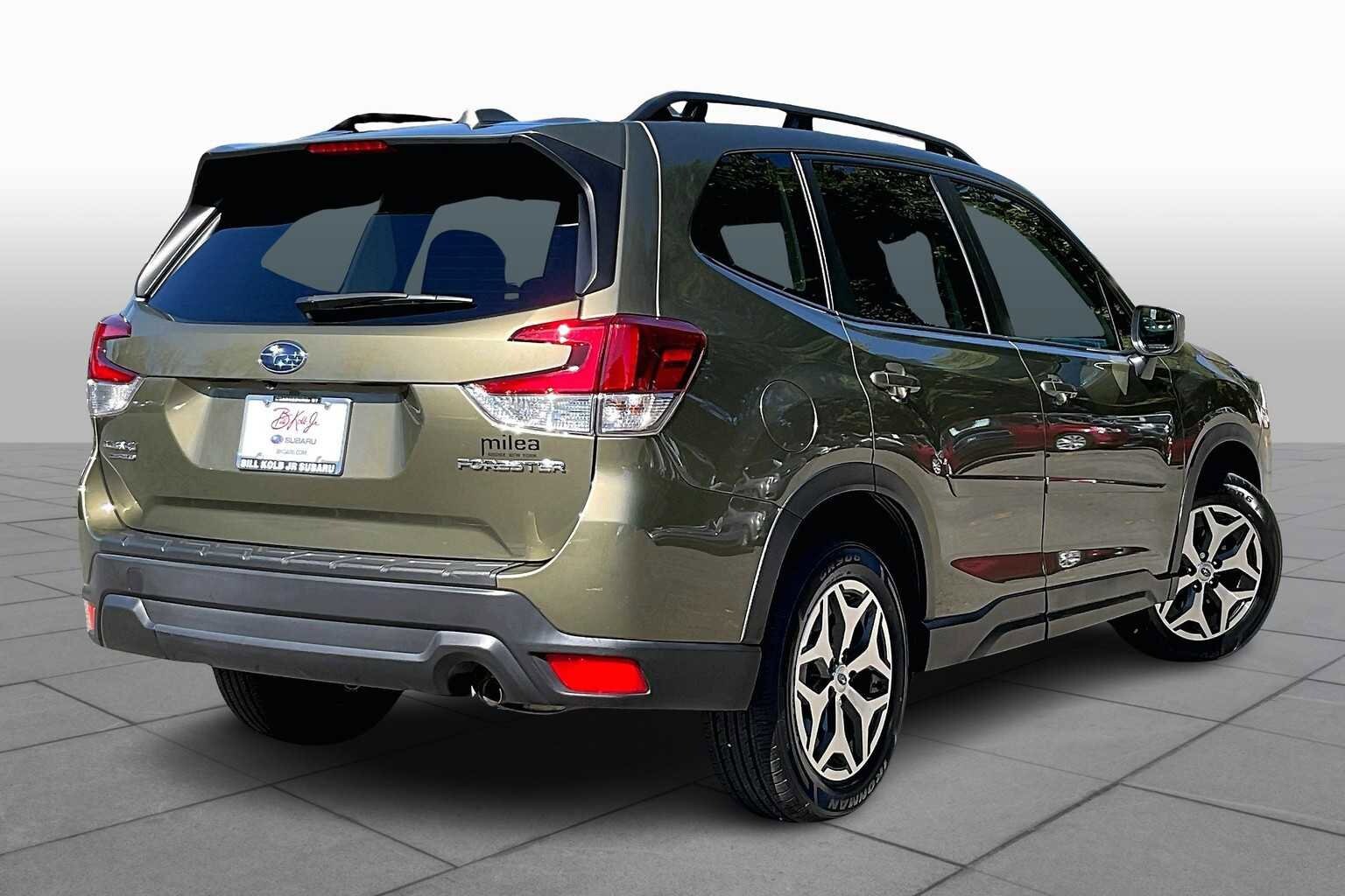 2022 Subaru Forester Premium photo 2