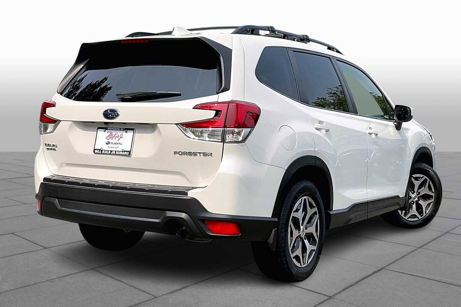 2022 Subaru Forester Premium photo 2