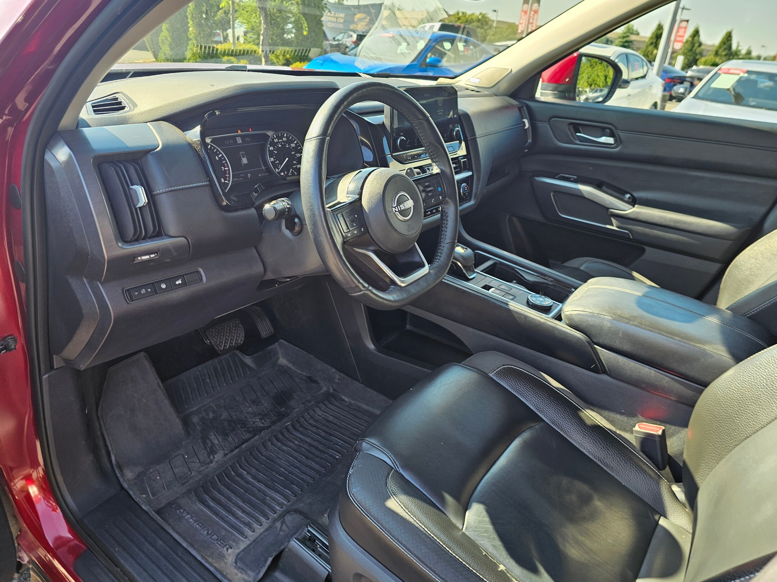 2022 Nissan Pathfinder SL photo 3