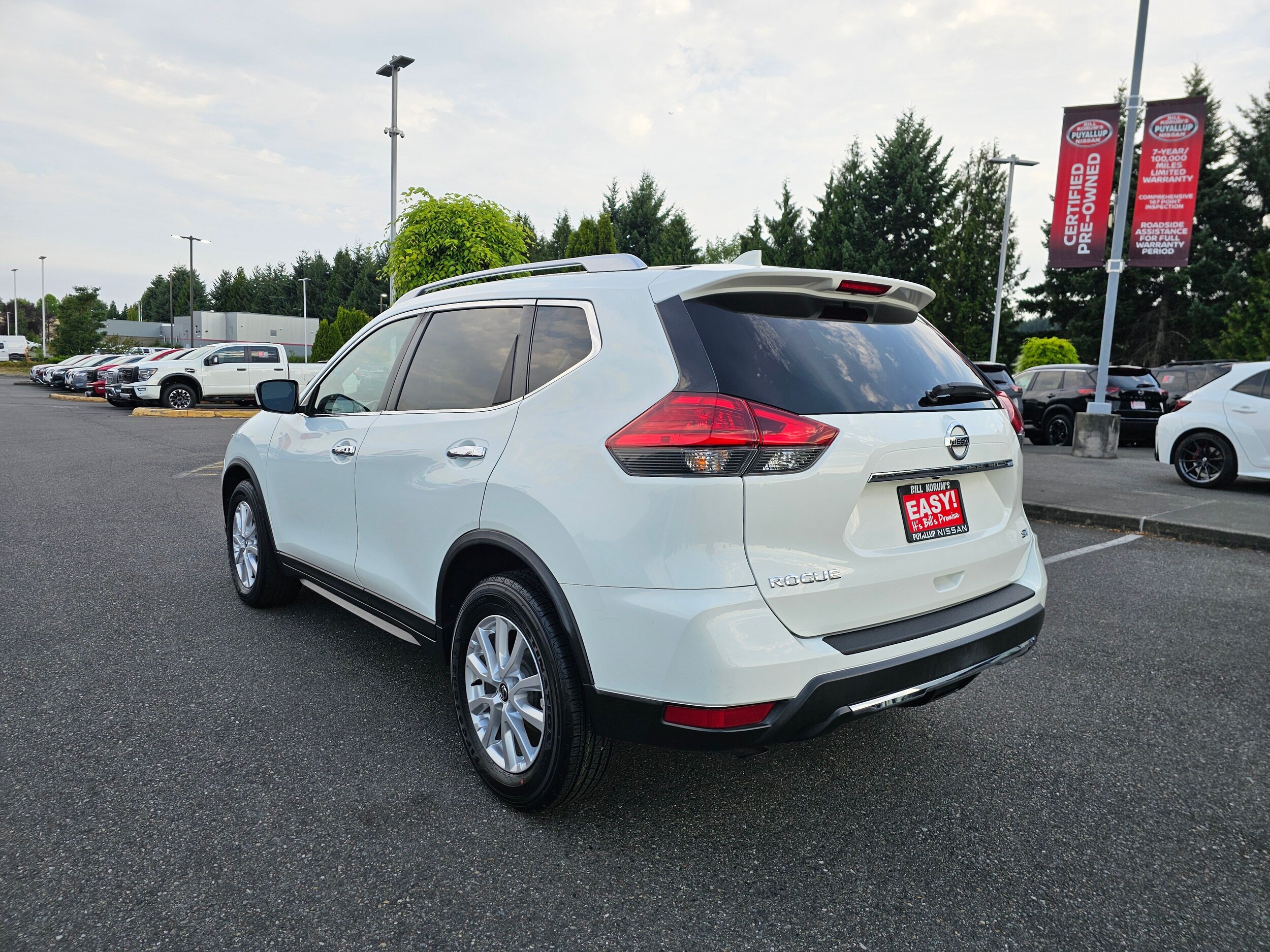 2017 Nissan Rogue SV photo 3