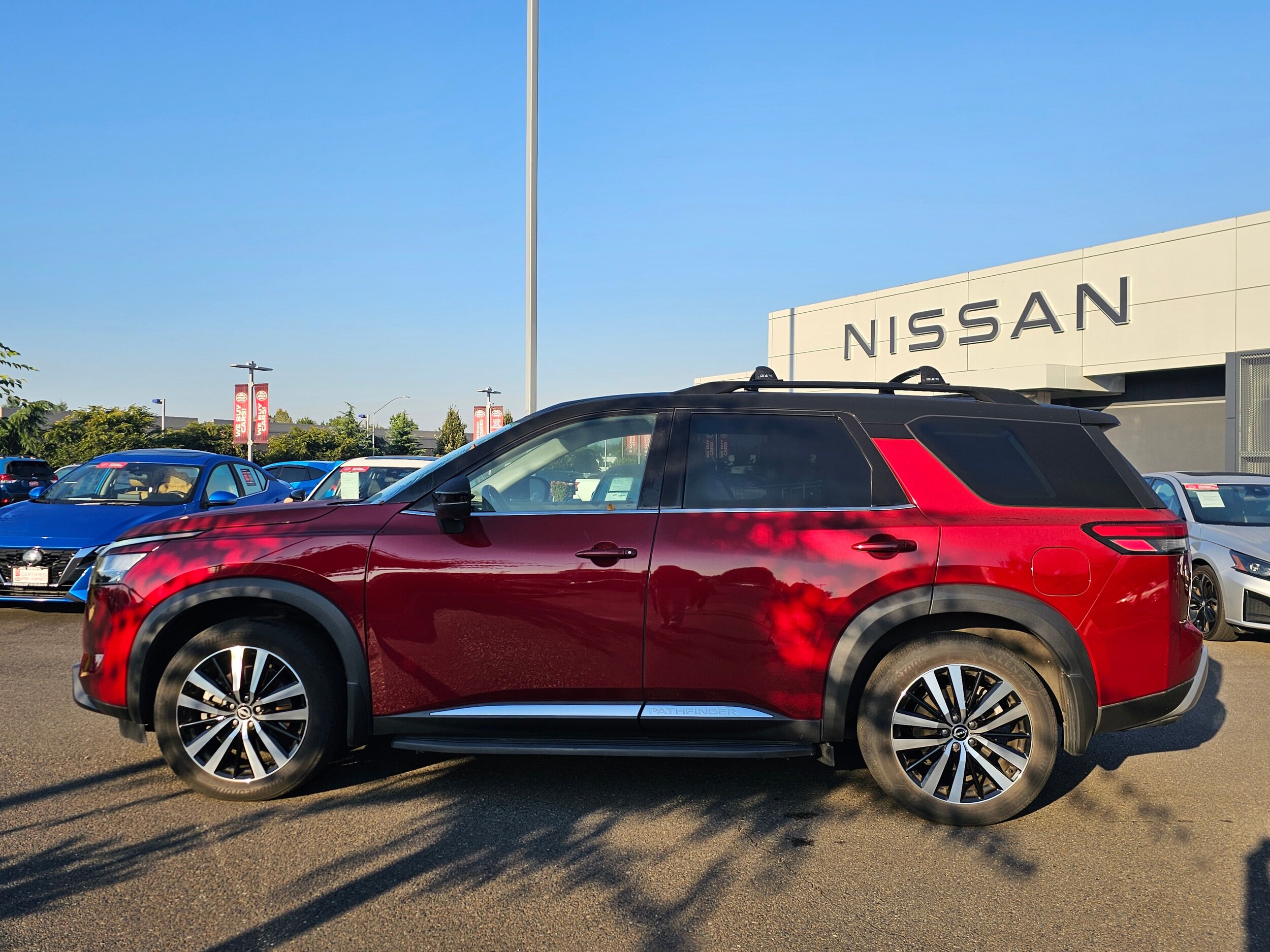 2023 Nissan Pathfinder Platinum photo 2
