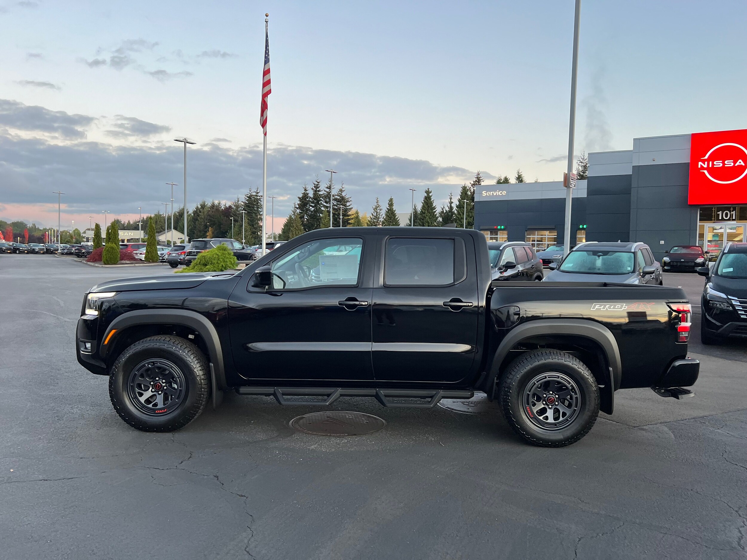 2025 Nissan Frontier PRO-4X photo 2
