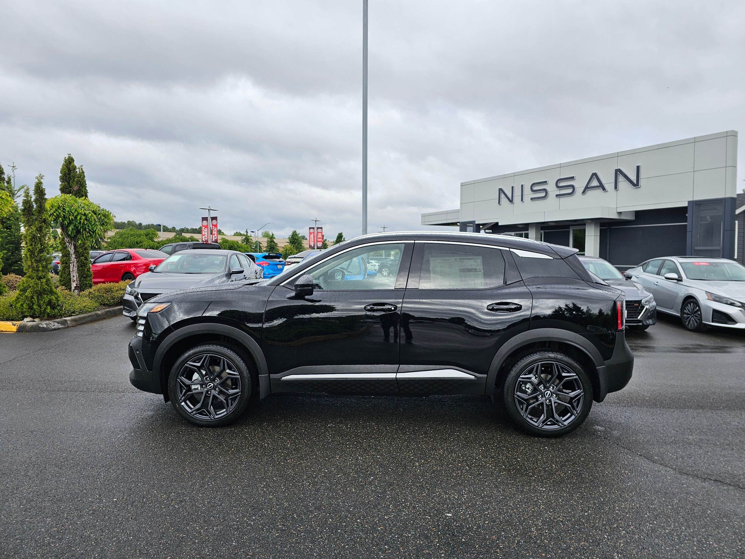 2025 Nissan Kicks SR photo 2