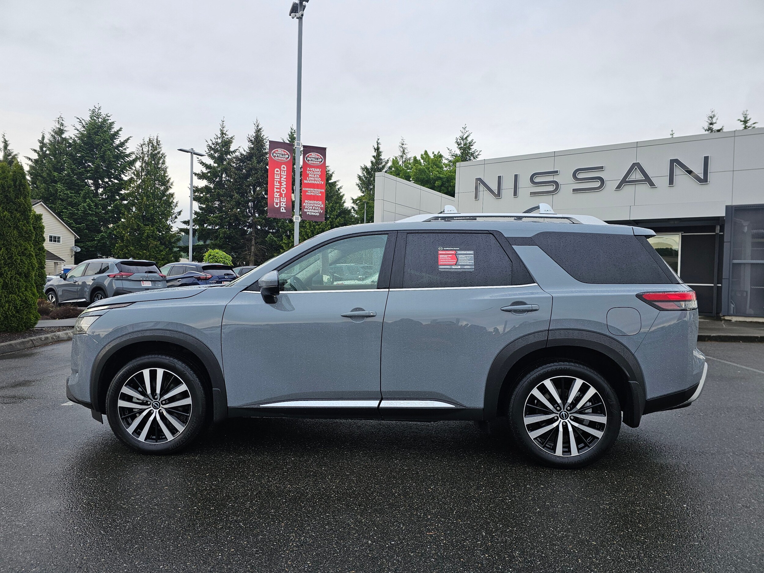 2024 Nissan Pathfinder Platinum photo 2