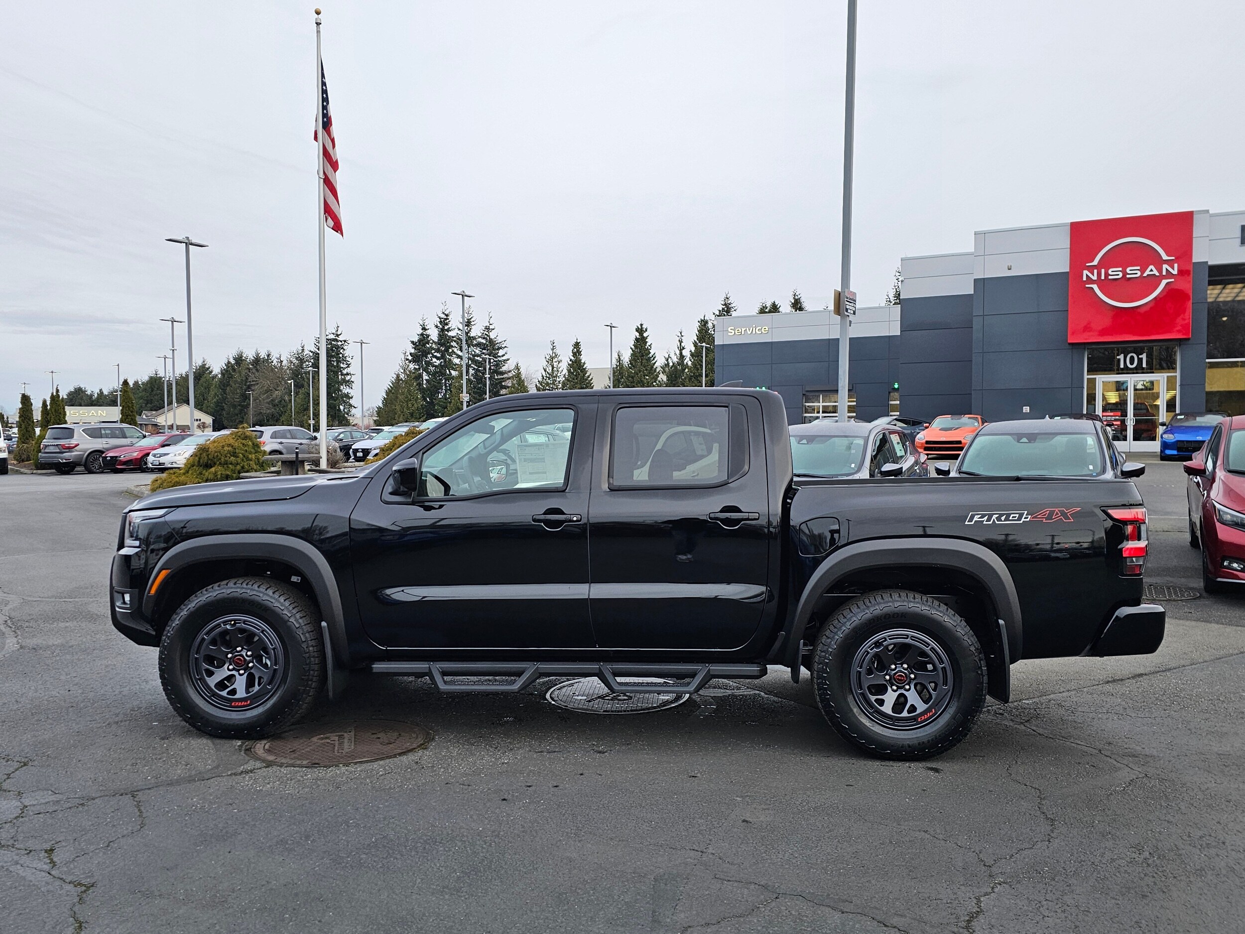 2025 Nissan Frontier PRO-4X photo 2