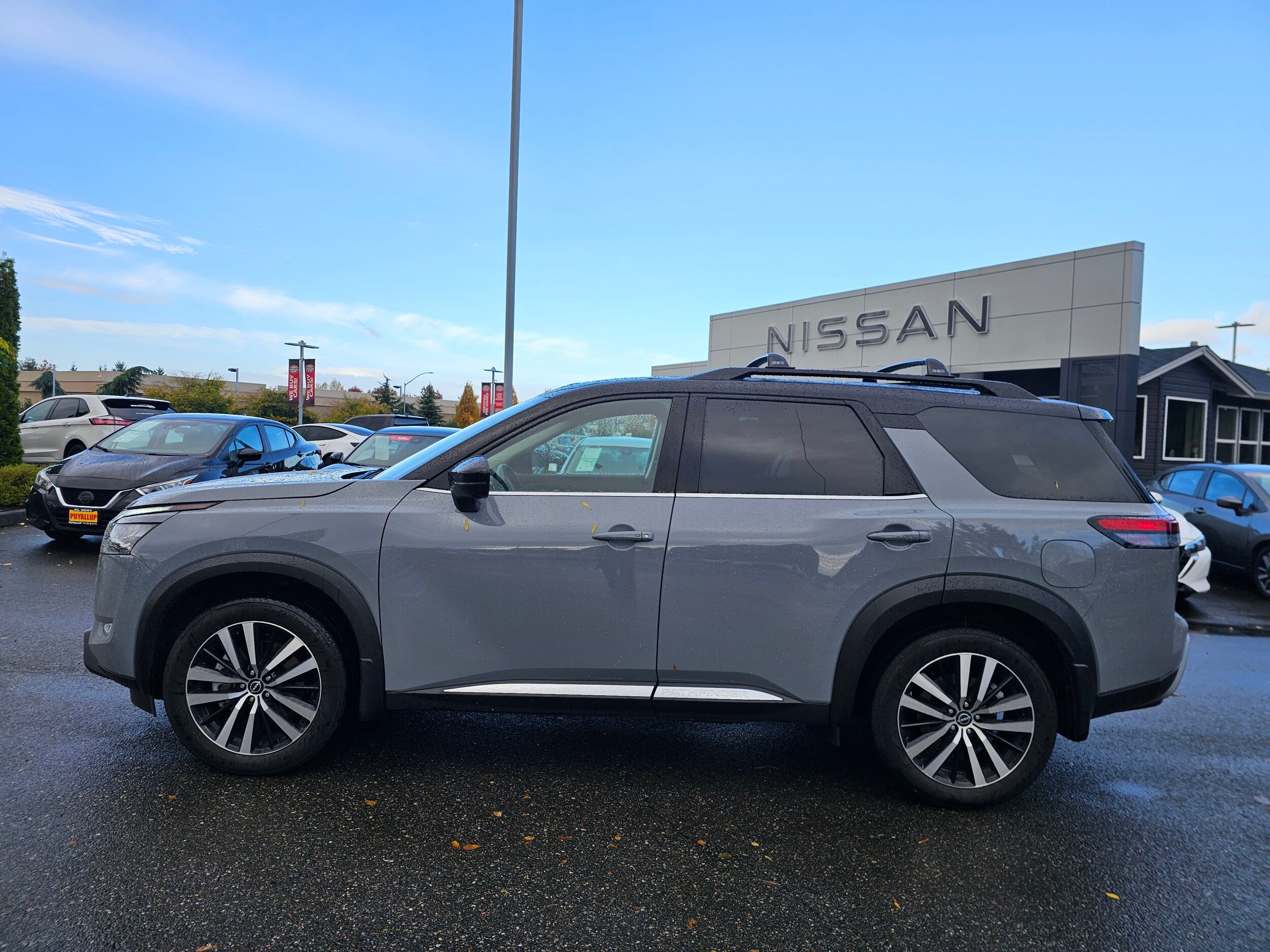 2025 Nissan Pathfinder Platinum photo 2