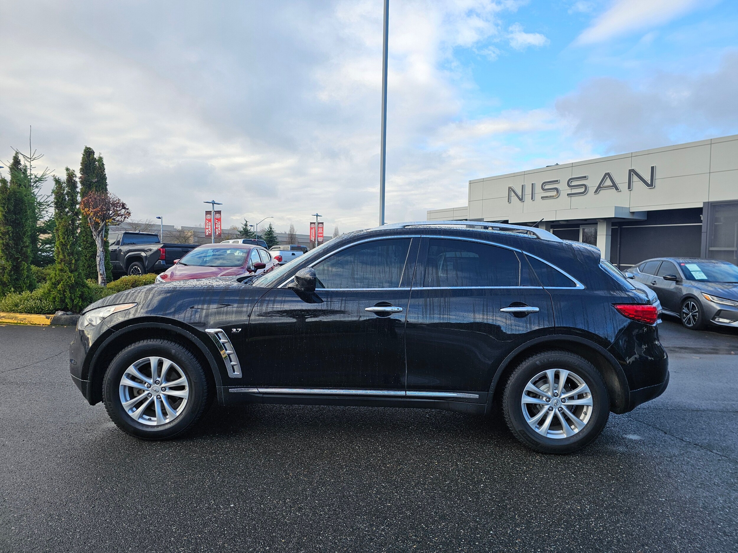 2017 Infiniti QX70 Base photo 2