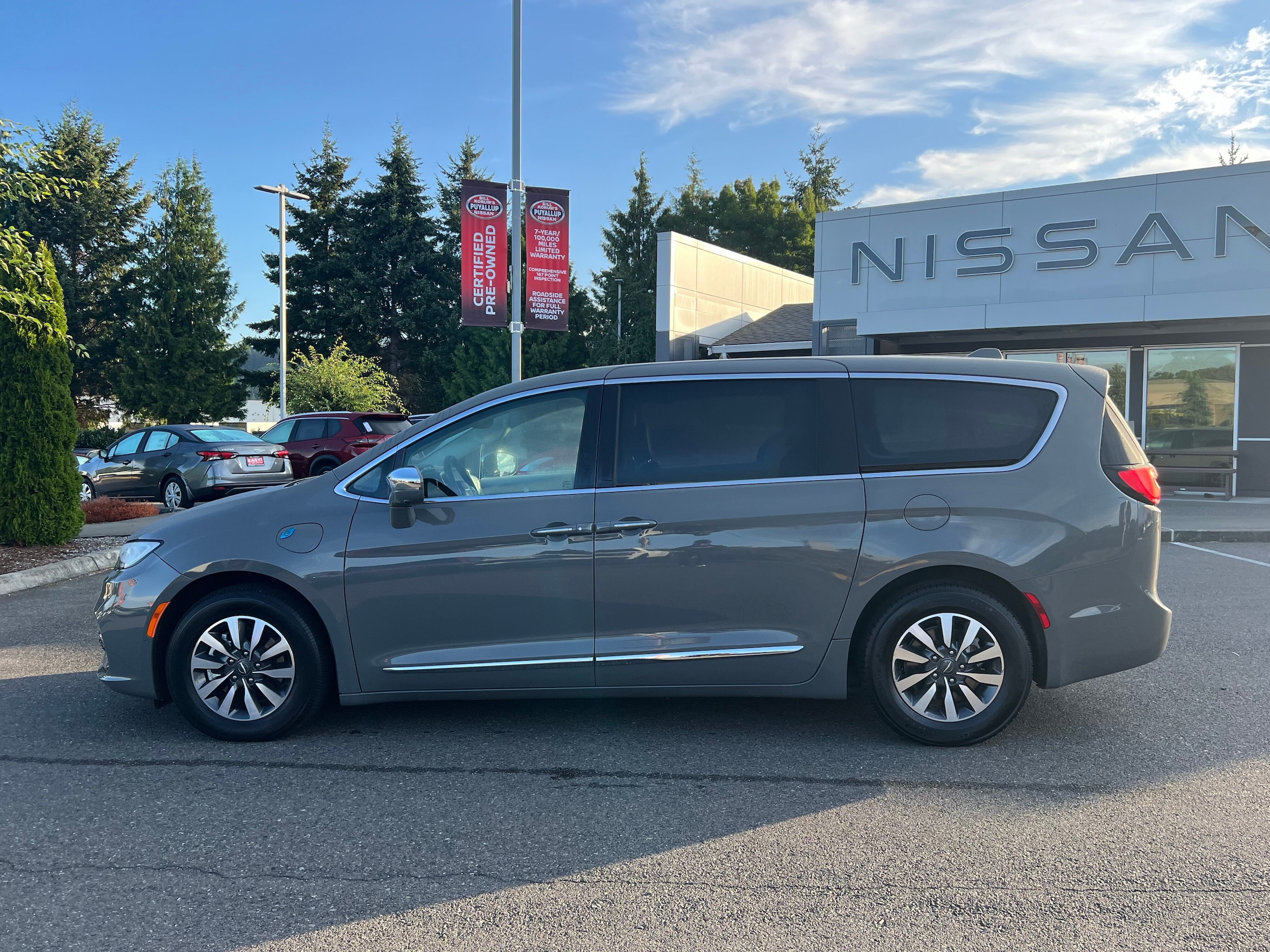 Used 2022 Chrysler Pacifica Hybrid Limited with VIN 2C4RC1S70NR183525 for sale in Puyallup, WA