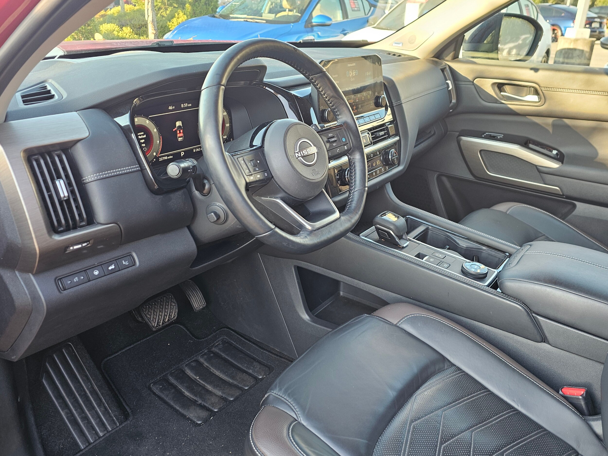 2023 Nissan Pathfinder Platinum photo 3