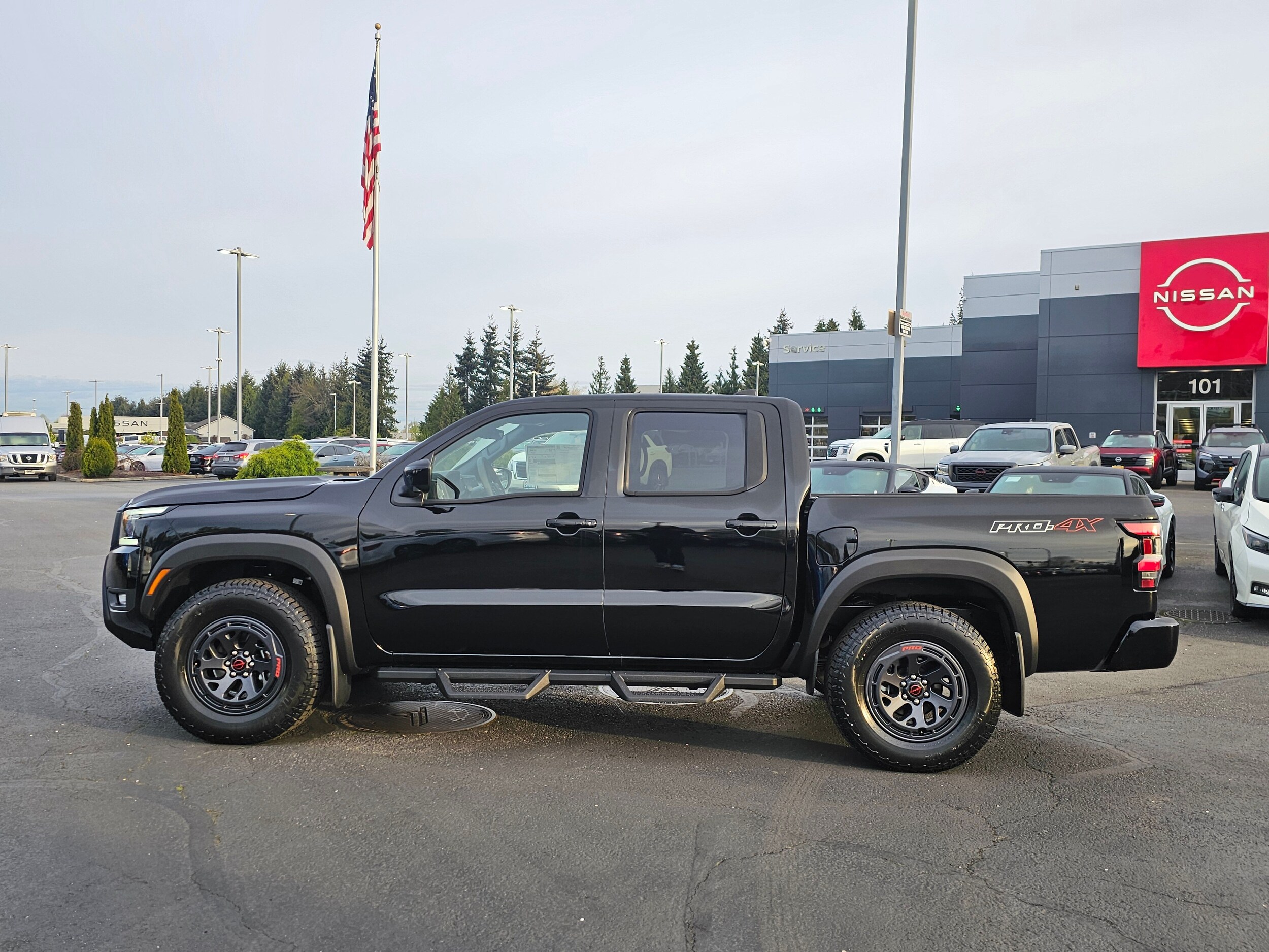 2025 Nissan Frontier PRO-4X photo 2